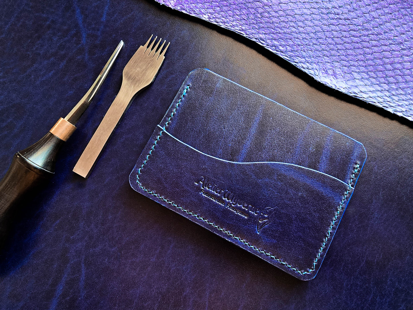 Porte-cartes cuir Wyverne — Bleu & Cosmo